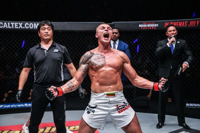 Atsushi Onari, Sergej Maslobojev, Dominic Lau (© ONE Championship)