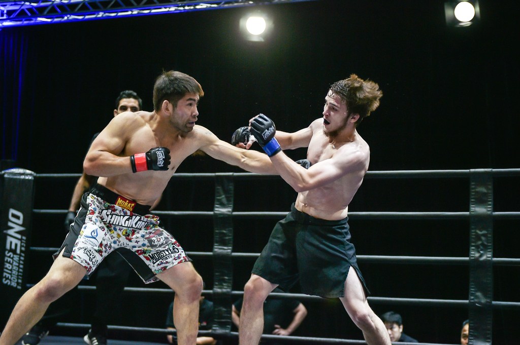 Akuri Ronda, Michael Walker (©ONE Championship)