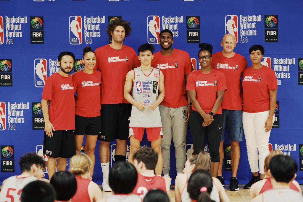 Harold Alarcon (center)