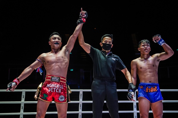 Mongkolpetch Petchyindee Academy, Yongsak Na Songkhla, Sok Thy (©ONE Championship)
