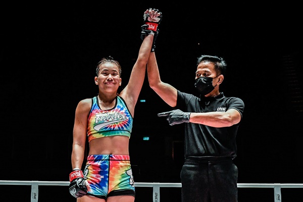 Wondergirl Fairtex, Yongsak Na Songkhla (©ONE Championship)