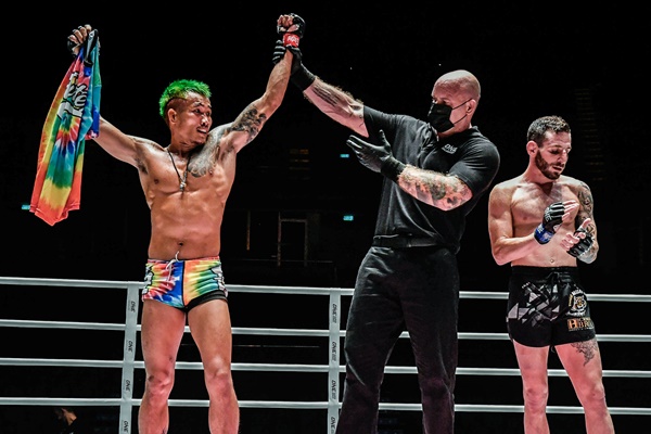 Yodkaikaew Fairtex, Nick Chapman, Alex Schild (©ONE Championship)