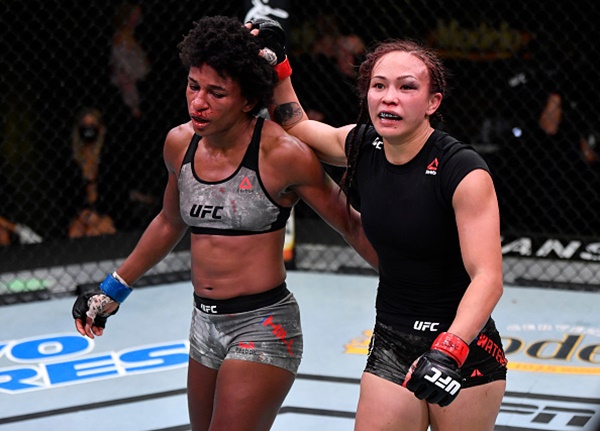 Angela Hill, Michelle Waterson (©UFC)
