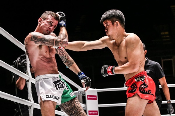 Sean Clancy, Pongsiri PK.Saenchaimuaythaigym (©ONE Championship)